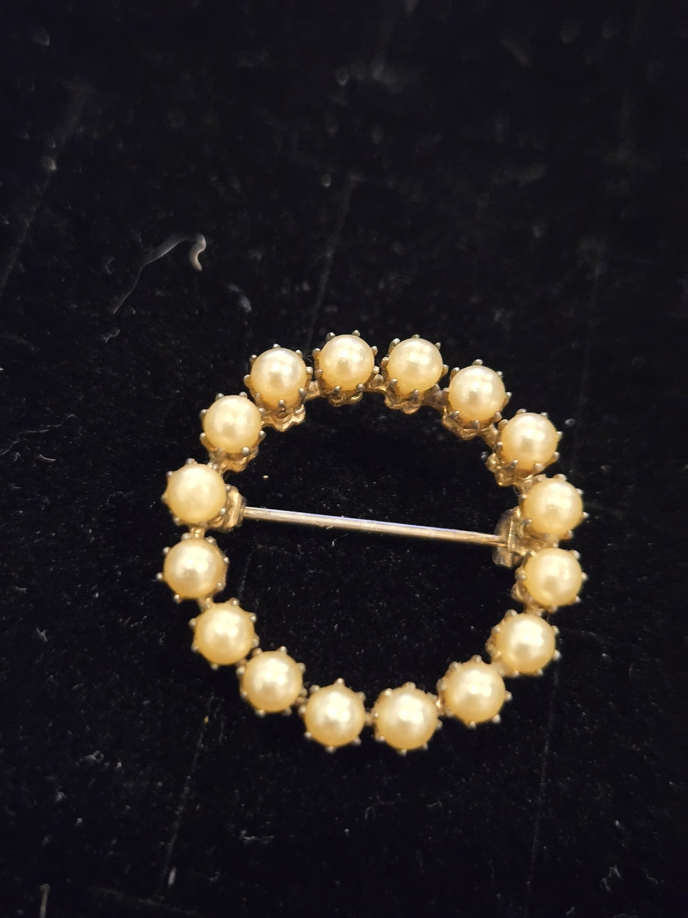Vintage Gold Tone Faux Pearl Circle Brooch - Timeless Women's Jewelry